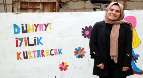 Kütüphane kurduğu okulda öğretmen oldu