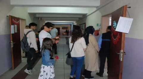 Sandık başında görevli anneye kızından ’Anneler Günü’ sürprizi