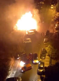 Maltepe'de boş arazide çıkan yangın otomobillere sıçradı