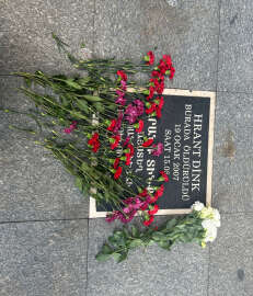 Sebat Apartmanı önüne Hrant Dink için karanfil bıraktılar 