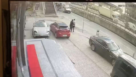 Avcılar'da ambulans İETT otobüsü ve otomobile çarptı