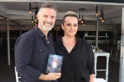 Akademik Yazar Sabiha Sefer Ünal'ı İmza Gününde Ünlü Oyuncular Yalnız Bırakmadı...