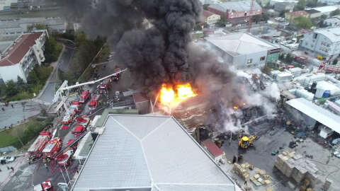 (havadan fotoğraflarla) Esenyurt'ta kimyasal maddelerin bulunduğu depoda yangın