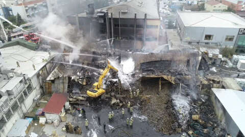 (Geniş haber) Esenyurt'ta kimyasal madde deposundaki yangın söndürüldü