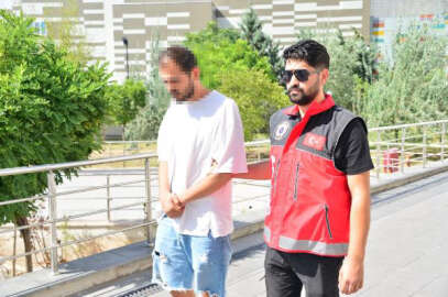 Kocatepe Camisi'nde tepki çeken fotoğraflar davasında 2 sanığa beraat