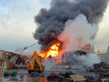 Esenyurt'ta kimyasal maddelerin bulunduğu depoda yangın sürüyor