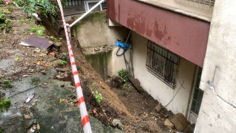 Kağıthane'de istinat duvarı çöktü