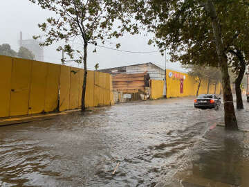 İzmir'de sağanak; cadde ve sokaklar göle döndü