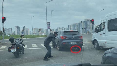 Motosiklet sürücüsü, kırmızı ışıkta bekleyen otomobilin altındaki güvercini kurtardı