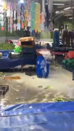 Küçükçekmece'de kapalı pazarı su bastı