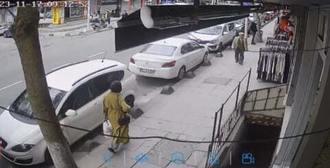 Sultangazi'de yolun karşısına geçmek isterken otomobil çarptı 