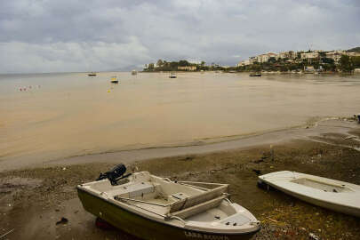 Datça'da sağanağın ardından denizin rengi değişti