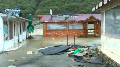 (Geniş haber) Şile'de fırtına: Dere taştı, yollar göle döndü