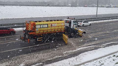 TEM Otoyolu'nda ulaşıma 'kar' engeli; araç kuyrukları oluştu