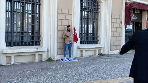 İzmir'de İsrail protestosu; başına tabanca dayadı, polis ikna etmeye çalışıyor