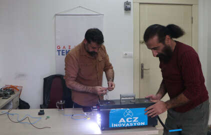 Depremden etkilenip ürettiği manuel şarj olan jeneratörleri Gazze'ye gönderdi