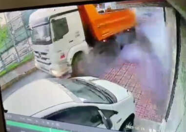 Sultangazi'de kamyonun lastiği bomba gibi patladı