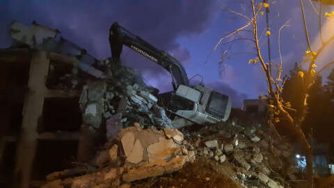 Siirt’te yıkım yapan kepçe devrildi