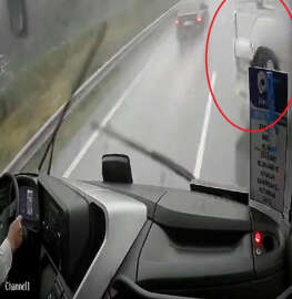 Yolcu otobüsü, aniden şerit değiştiren hafriyat kamyonuna çarptı; kaza anı kamerada