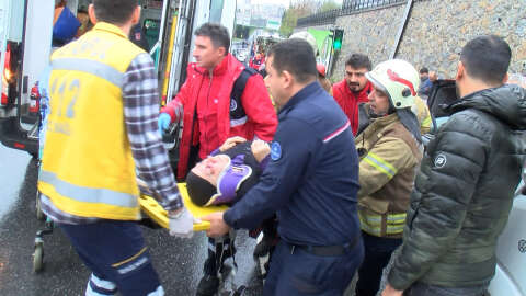 Kartal'da otomobil kırmızı ışıkta bekleyen araçlara çarptı: 3 yaralı