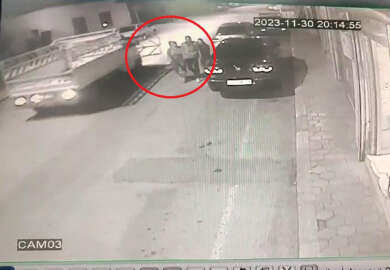 Kamyonetin açılan kapağı yolda yürüyen kadının başına çarptı; O anlar kamerada