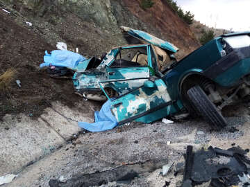Tokat'ta TIR'la çarpışan otomobil hurdaya döndü: 2 ölü, 1 yaralı