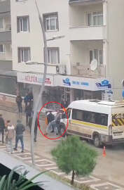 Sürücülerin tekme, yumruk ve sopalı 'yol vermeme' kavgası kamerada