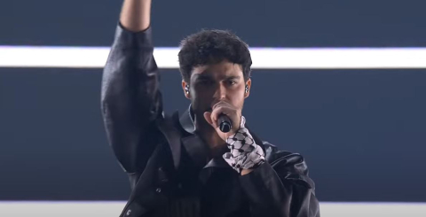 İsveçli şarkıcı, Eurovision’a Filistin ‘kefiyesiyle’ çıktı