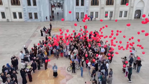 İstanbul-Filistin'deki soykırıma dikkat çekmek için gökyüzüne yüzlerce kırmızı balon bırakıldı