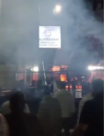 İstanbul- Kadıköy'de Galatasaray Spor Kulübü Kalamış Tesisleri'nde taraftarlar arasında gerginlik