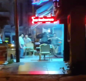 Kız arkadaşıyla kavga eden kadınlara saldırdı