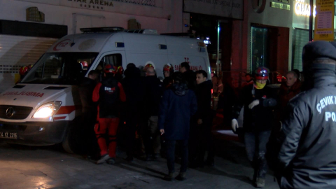 İstanbul-Güngören'de çöken binanın enkazında çalışan itfaiye eri üzerine düşen molozlarla yaralandı