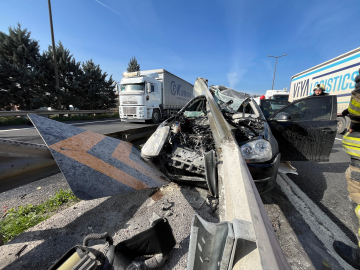 KOCAELİ - TEM’de, yol ayrımında otomobil bariyere çarptı: 1’i ağır, 4 yaralı (VİDEO EKLENDİ)
