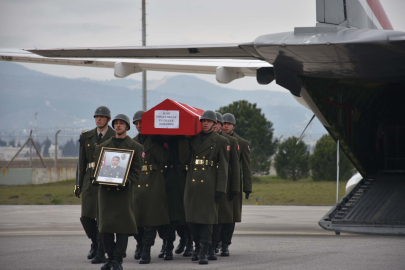 İzmir - Şehit uzman çavuşun cenazesi, törenle memleketine uğurlandı (2) /Ek video eklendi