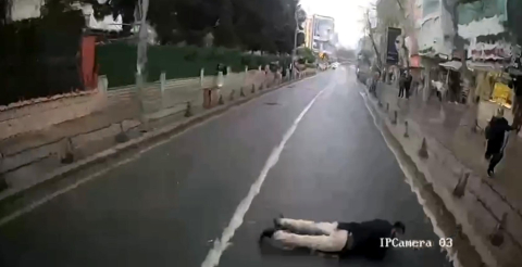 Seyir halindeki otobüsün önüne yattı; o anlar kamerada