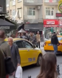 İstanbul- Kadıköy'de kavga ettiği taksiciye bıçak çekti, ardından taksinin camını kırdı