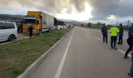 Sivas'ta yüksek gerilim hattı koptu; karayolu ulaşıma kapandı