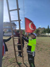 Polis rüzgardan yıpranan Türk bayrağını değiştirdi