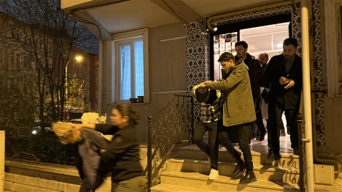 Polisi görünce kaçıp, kendisini eve kilitledi: 3 gözaltı