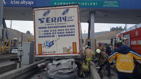 İstanbul - Pendik'te otomobil TIR'ın altında girdi: 3 ölü /Ek görüntü