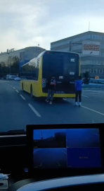 İstanbul - Fatih'te İETT otobüsüne tutunarak giden patencilerin tehlikeli yolculuğu kamerada