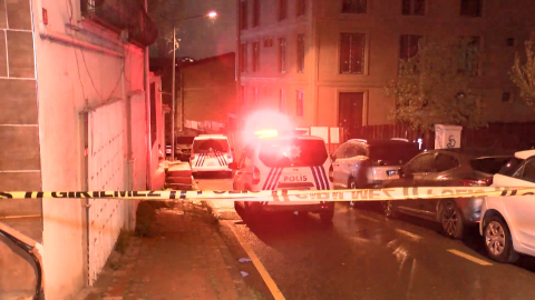 İstanbul - Fatih'te arkadaşını bıçakla yaralayan yabancı uyruklu şüpheli, polise de saldırınca vurularak etkisiz hale getirildi