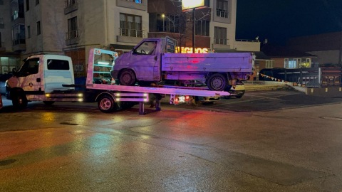 Seyir halindeki aracın sürücüsü kapıyı açıp dans ederken yola düştü (2)