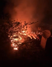 2 katlı binanın çatı katı alev alev yandı