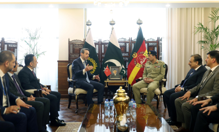 Bakan Bayraktar, Pakistan Kara Kuvvetleri Komutanı Münir ile bir araya geldi