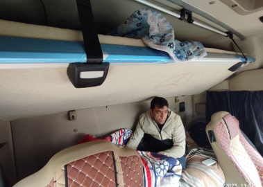 Kaçak göçmenler, TIR’ların yatak bölümünde uyurken yakalandı