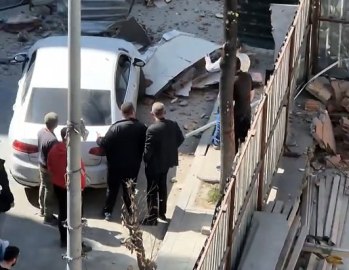 İstanbul- Avcılar'da yıkım sırasında binadan kopan parçalar otomobilin üzerine düştü
