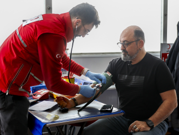 Prof. Dr. Sinan Canan, Türk Kızılay'da kan bağışında bulundu