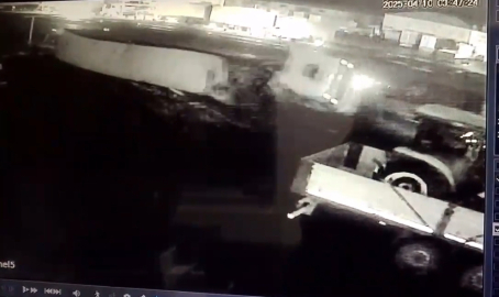 Sebze yüklü TIR'ın devrildiği kaza, güvenlik kamerasında