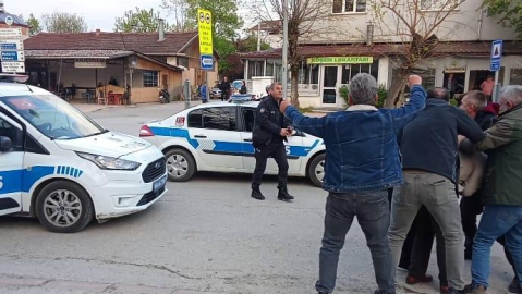 Kavga ihbarına gelen polis ekiplerine pastalı kutlama